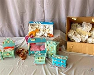 Dollhouse furniture
Quaint tiny furniture and dishes for that little girl's dollhouse. Too many items to unwrap so you will be surprised!