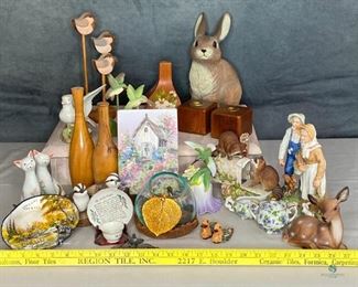 Wood Turned Vases and Knick Knacks
2 wood turned vases, wooden hands holding glass bowl, gold dipped aspen leaf, ceramic knick knacks, small creamer and sugar, painted seashell, 31 items