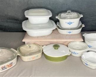 Corningware
11 Corningware pieces and 8 lids, green vintage Corningware has the knob handle detached, but can be cemented back in, Cornflower pattern and various other patterns