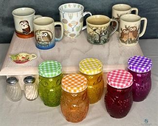 Hooters
Fruit jars with owl faces, owl coffee mugs, salt and paper, and tea bag saucer (one owl mug has a chip on owl design)