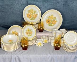 Nikko Stoneware
Service for 8 Nikko Stoneware with beautiful yellow floral pattern, cups, saucers, bowls, dessert plates, dinner plates, in addition to 8 lovely matching amber water glasses.