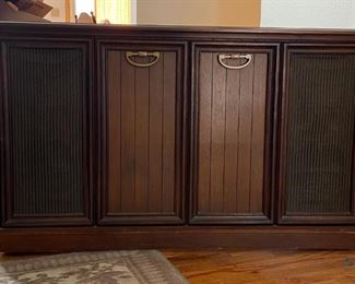 Admiral Stereophonic HiFi
Vintage and in good condition, on wheels, turn table and stereo work, there are some water stains and usual wear and tear, needle in turntable to start playing those LPs right away!