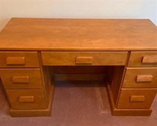 Wood Desk
7 drawer solid wood desk with file drawers and smaller drawers, nice condition