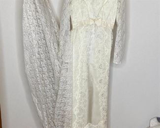 Vintage Lace Wedding Dress w/Train
Train is detachable. Has been stored in dry cleaning bag. See photos for yard stick on dress. Would guess size 2.