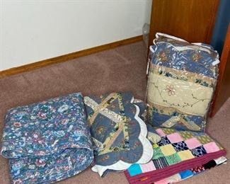Bedspreads, Shams and Quilt
Daybed bedspread with 4 shams, Full size bedspread and homemade quilt (size of a throw) with polyester fabric