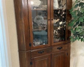 Corner cabinet