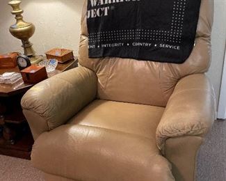 Tan La-z-boy rocker recliner