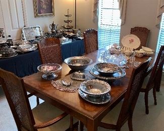 Lovely dining room table & 6 chairs