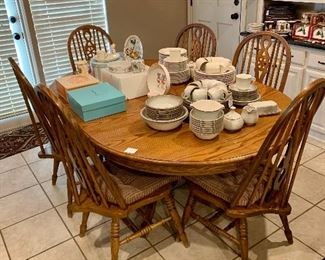Very nice oak table with 6 spindle chairs