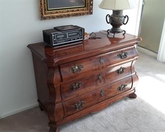 Small  chest of drawers
Henredon  furniture 