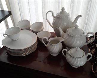 English Coffee,  Tea pots with cream  and sugar  Set. 
Snack tray with cup set