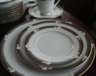 Ellington pattern  Noritake China Set
Service  for 12
Six piece place setting 
Beautiful condition 
12 Bowls not show in picture
