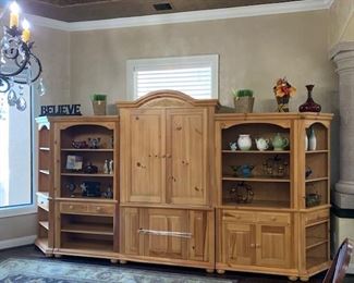 Broyhill 5 piece wall unit Pine    5 pieces - Can be sold as separate pieces or all together _ Primo Condition