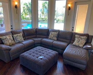 Natuzzi  4 piece Leather PRIMO quality  sales for  9,000$ + Selling for $4500  Great condition with Dark gray tuffed ottamon