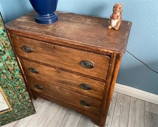 Antique chest of drawers
