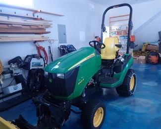 JOHN DEERE 1025R TRACTOR - 2015 - 222 HRS