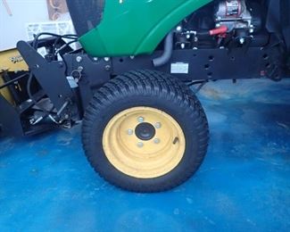 JOHN DEERE 1025R TRACTOR - 2015 - 222 HRS