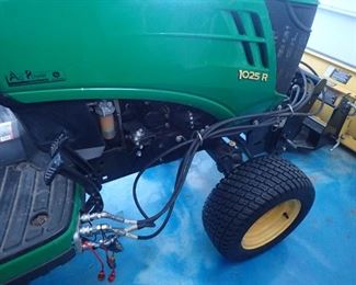JOHN DEERE 1025R TRACTOR - 2015 - 222 HRS