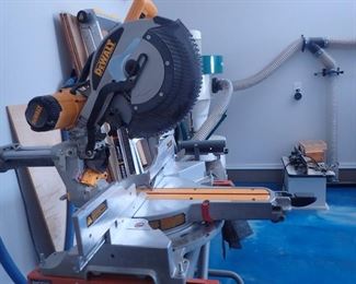 DEWALT SAW & RIDGID STAND ON WHEELS MS-UV