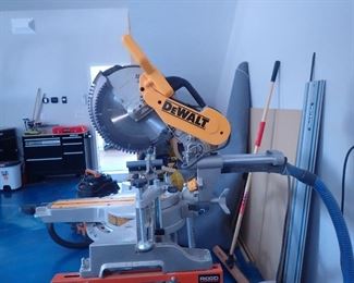 DEWALT SAW & RIDGID STAND ON WHEELS MS-UV
