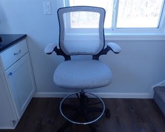 HI TOP CHAIR ON WHEEL & ADJUSTABLE ARMS