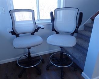 HI TOP CHAIR ON WHEEL & ADJUSTABLE ARMS