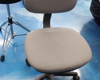 OFFICE CHAIR ON WHEELS