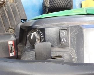 JOHN DEERE 1025R TRACTOR - 2015 - 222 HRS