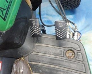 JOHN DEERE 1025R TRACTOR - 2015 - 222 HRS