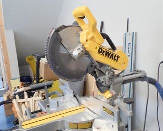 DEWALT SAW & RIDGID STAND ON WHEELS MS-UV