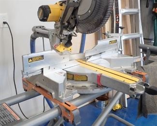 DEWALT SAW & RIDGID STAND ON WHEELS MS-UV