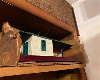Lionel Train Station/Box