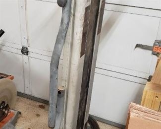 Rigid saw rolling table