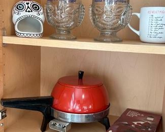 022 Electric Fondue Pot and Mugs