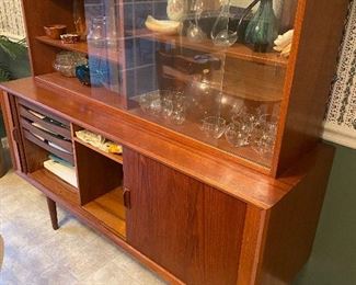 Outstanding Mid Century Modern 