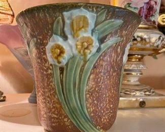 1930's ROSEVILLE Jonquil Flower Pottery Frog Vase