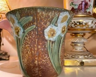 1930's ROSEVILLE Jonquil Flower Pottery Frog Vase