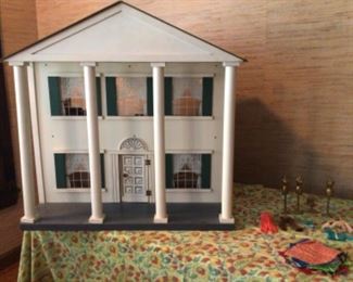 Big doll house with things inside