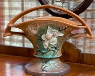 Roseville 385-10 magnolia vase	
