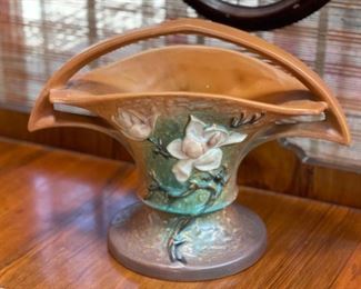 Roseville 385-10 magnolia vase	
