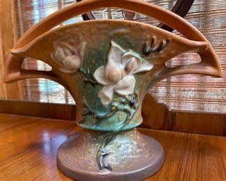 Roseville 385-10 magnolia vase	
