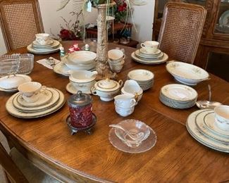 Henredon Table with Six Chairs