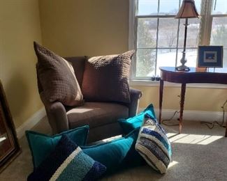 Comfy like.new chair and designer pillows, cherrywood pencil legged table with tall slim pair of lamps