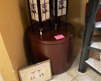 Round office table, 2 Asian lamps