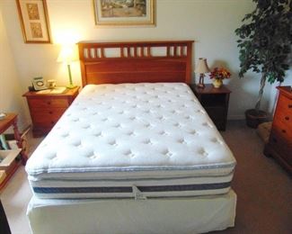 queen size Serta like new FOR SALE NOW. CALL CHRISTOPHER AT 386-405-1867