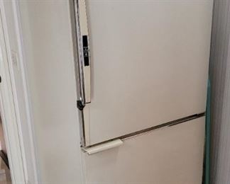 Older working fridge