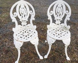 1051	PAIR OF ORNATE CAST IRON CARDEN/PATIO CHAIRS
