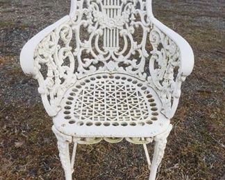 1052	ANTIQUE CAST IRON ORNATE GARDEN/PATIO CHAIR
