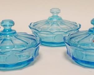 1074	5 BLUE FOSTORIA COIN GLASS COVERED CANDY DISHES APP 4 1/2 IN H 6 1/2 IN DIAMETER
