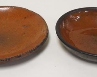 1166	2 REDWARE PIE PLATES, LARGEST IS 8 IN
